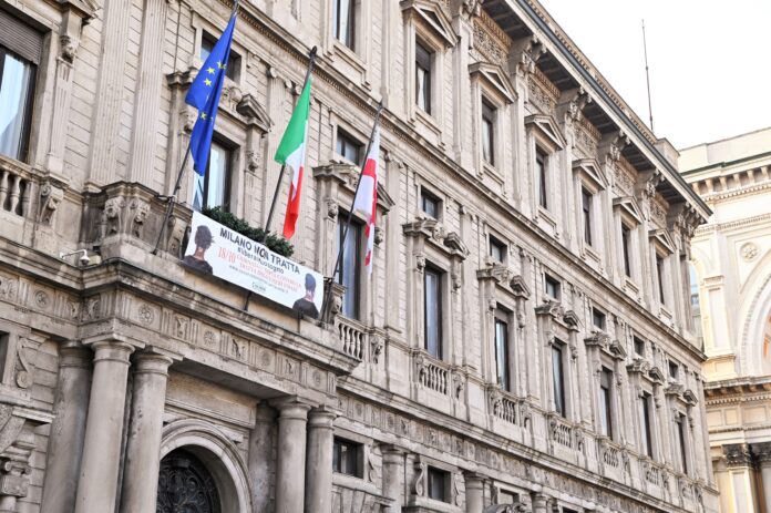 Striscione a Palazzo Marino (1)