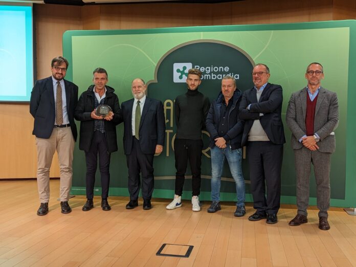 Imprese-storiche-consegna-marchio-a-Lecco-con-assessore-Guidesi-1