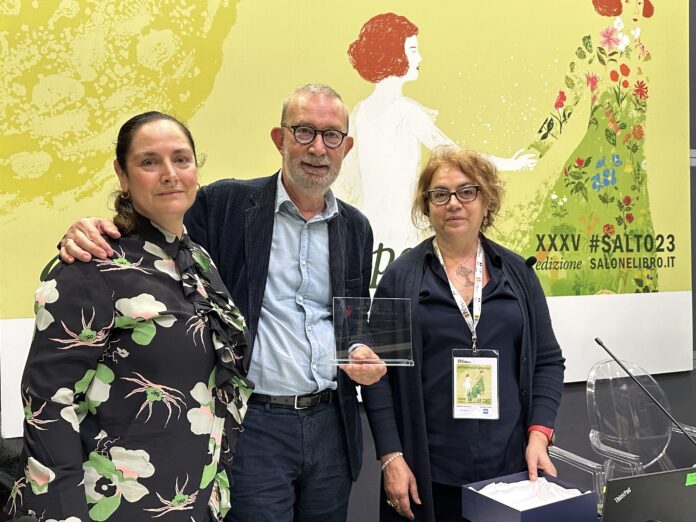 1. Il vincitore del premio alla Carriera Marco Vigevani con l'editrice Isabella Ferretti e la presidente AES Simonetta Castia
