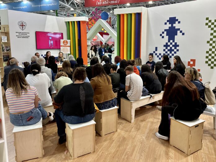2. Presentazione _La teoria della mela_ nella sala Sardegna