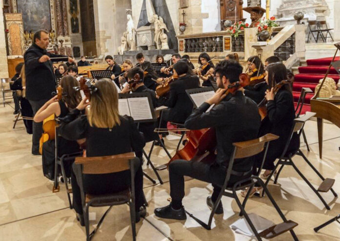 Un concerto dell'orchestra d'archi diretto da Mattia Rondelli