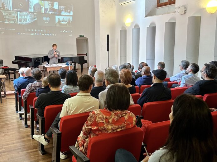 Un momento dell'incontro con i dipendenti in sala Guarino