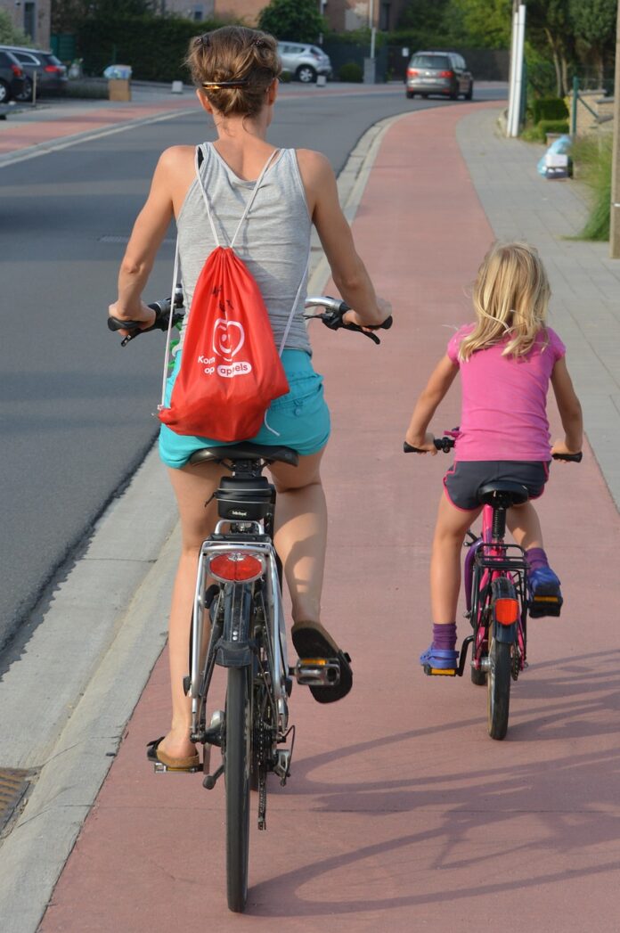 cyclists-g9417867b9_1280