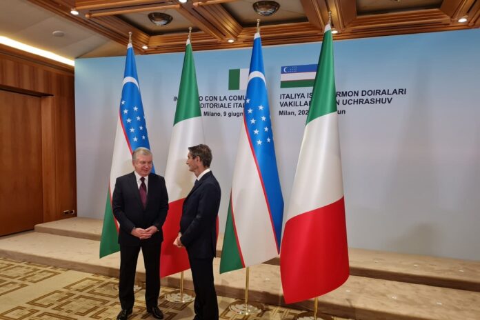 fontana-con-presidente-uzbekistan-e-bandiere-1