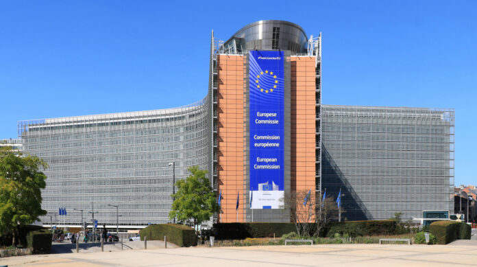 69195-Commissione-Europea-UE-Bruxelles-AI-remix-image-Lo-Spiegone