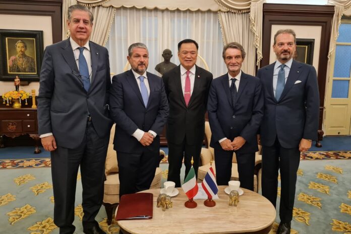 Fontana-incontro-con-vice-primo-ministro-Anutin-Charnvirakul-3