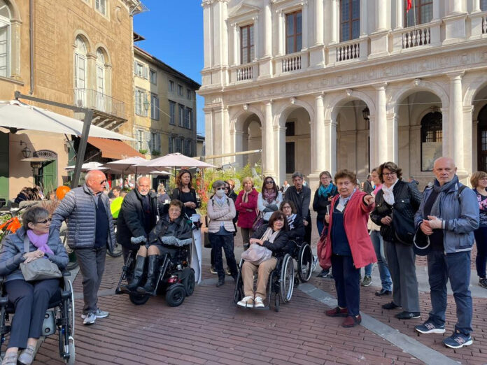 Il gruppo delle famiglie socie AISLA in Piazza Vecchia