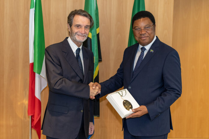stretta-di-mano-fontana-primo-ministro-tanzania-4