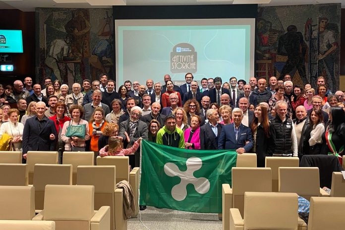 premiati-foto-di-gruppo-con-bandiera