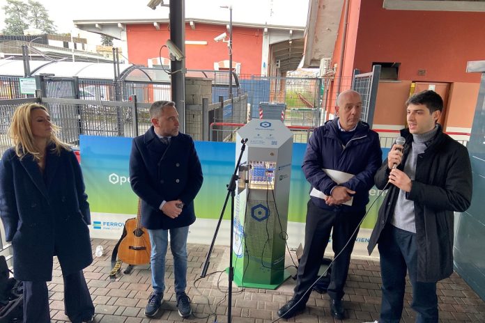 lucente-caruso-totem-openstage-stazione-Varese-Nord-5