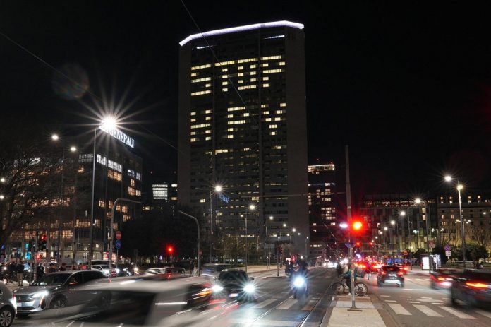 Pirelli-illuminato-con-scritta-stop-HPV