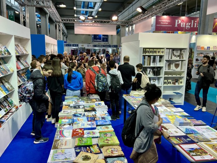 Foto3-Le scolaresche nello stand AES