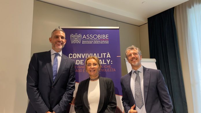 Da sx G Pierini presidente Assobibe, A. Ghisleri, direttrice Euromedia Research, e D. Dabiankov, Direttore generale Assobibe