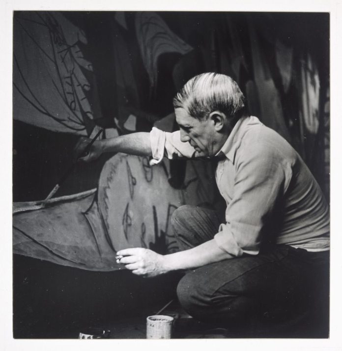 Pablo picasso dipinge guernica
