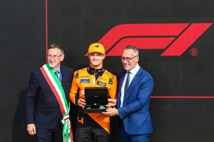 piazza-e-sindaco-monza-Pilotto-consegna-anello-a-Lando-Norris