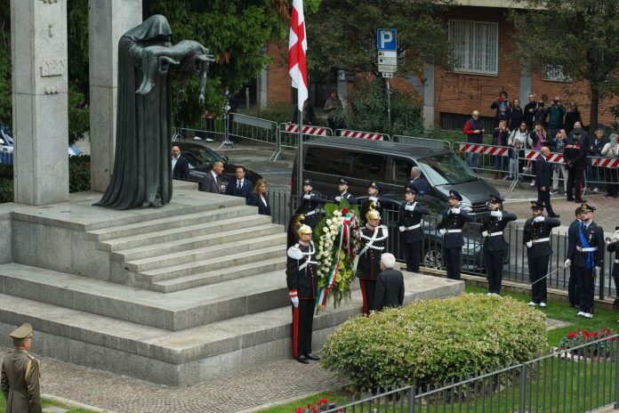 Mattarella sosta davanti monumento