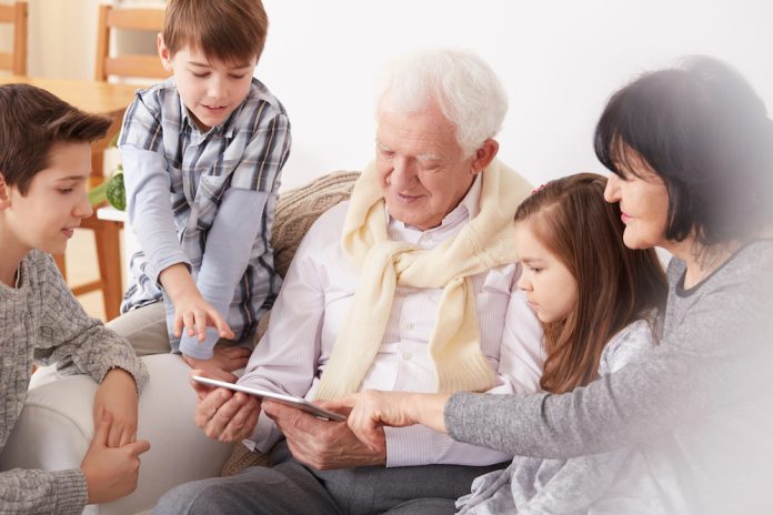 Nonni e nipoti con tablet