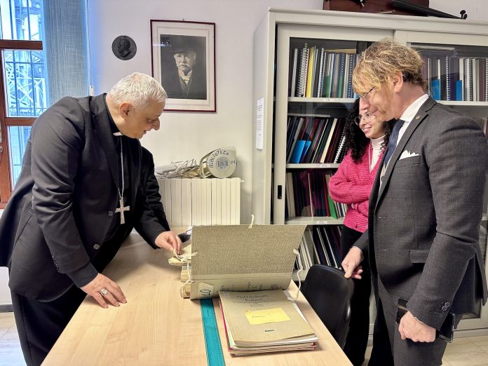 2. L'arcivescovo osserva il manoscritto del _Riccardo III_ nella biblioteca del Conservatorio