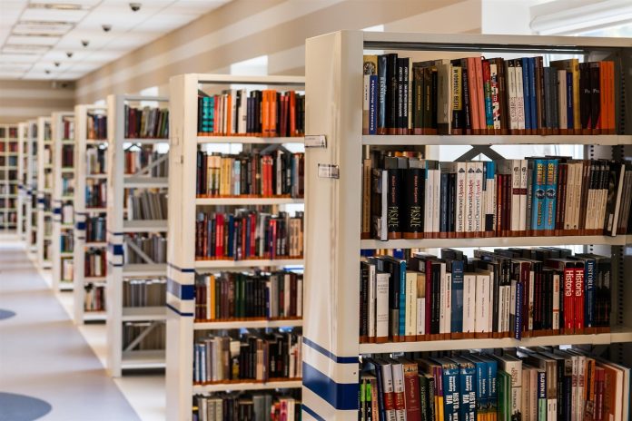 Il mercato dei libri in calo nel 2024, l'Italia segna un -1,5% rispetto all'anno precedente
