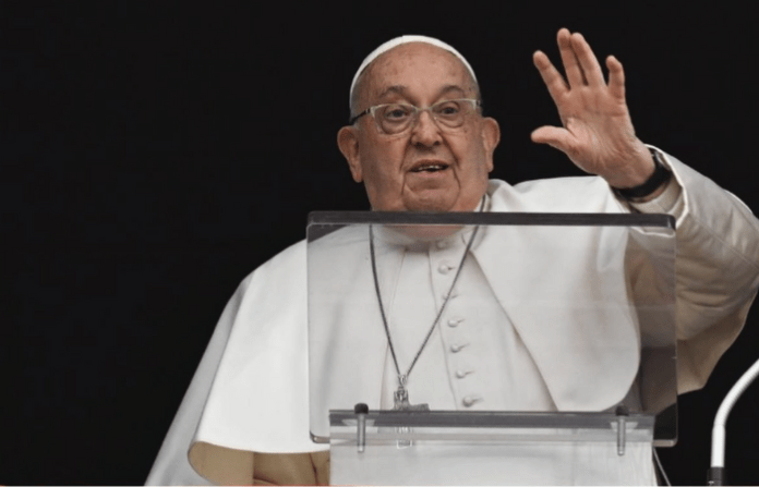 Papa Francesco Papa Francesco parla ai giornalisti: "aiutate il mondo a essere meno sordo al grido degli ultimi"