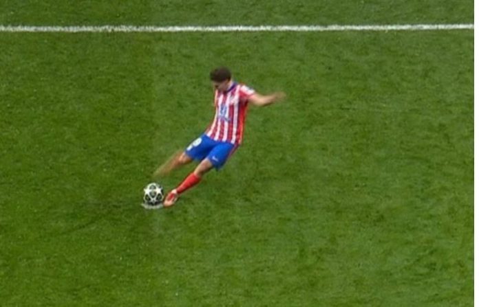 Julian Alvarez Simeone provoca i giornalisti dopo l’eliminazione: "Chi ha visto il doppio tocco alzi la mano"