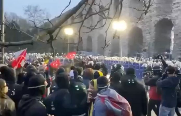 Turchia proteste Turchia, diversi giornalisti arrestati a Istanbul durante le proteste