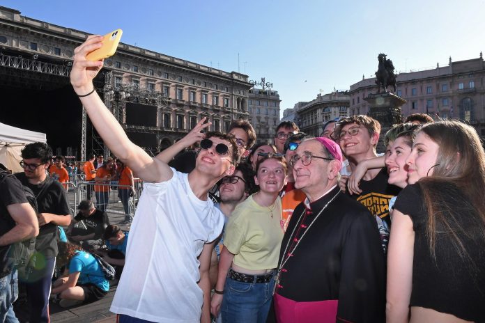 Delpini con igiovani in piazza duomo