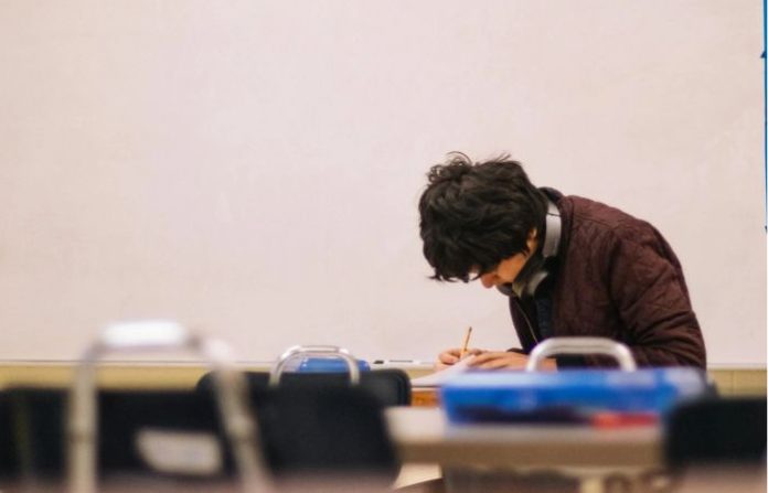 Seconda prova scritta Maturità 2025, seconda prova tra Cicerone, matematica e Franco Battiato: ecco le tracce
