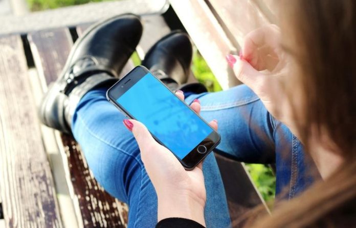 Telefonino Stop ai cellulari nelle scuole superiori: il Ministero estende il divieto