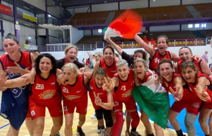 Maxibasket Donne Milano Maxibasket Donne Milano, trionfo mondiale: tra le campionesse anche la giornalista Francesca Amendola