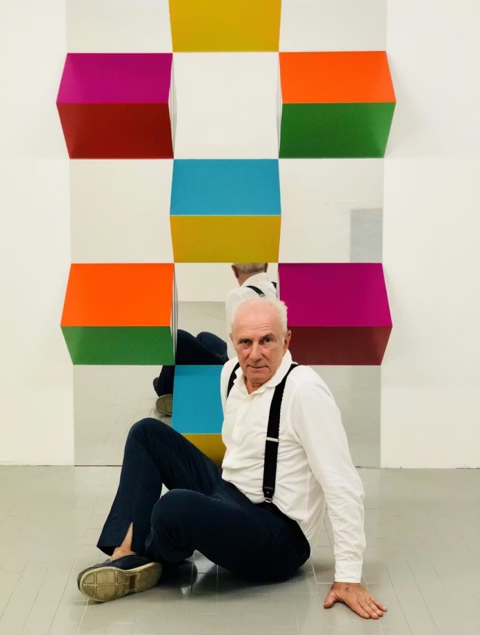 Massimo Minini con l'opera Daniel Buren, travail situé, Prismi colorati, Alti Rilievi FMM n.1, 2018, foto di Renato Corsini