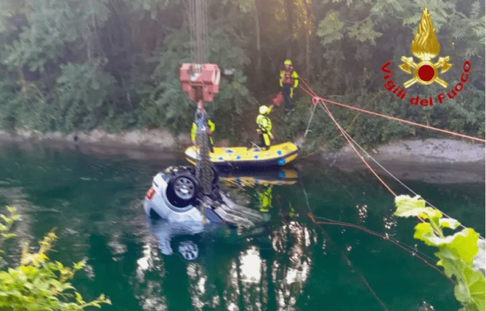 auto nel canale